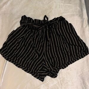 Hollister- flowy/paper bag shorts